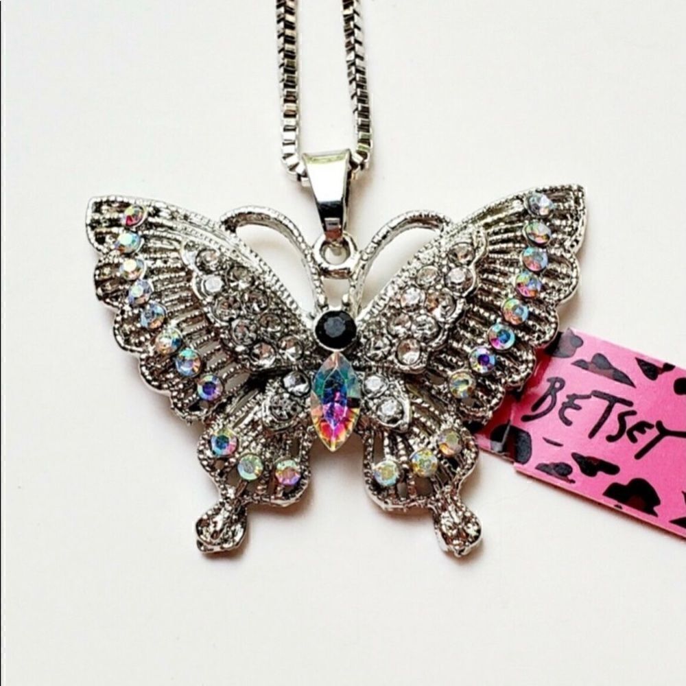 ✨ Betsey Johnson stunning silver rhinestone butterfly pendant ✨